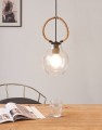 Lampa wisząca RODING z przezroczystym kloszem i okrągłym elementem z liny konopnej, emitująca ciepłe światło w jasnym pomieszczeniu.