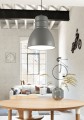 Lampa wisząca EBURY z szarym metalowym kloszem i białym wnętrzem, zawieszona nad drewnianym stołem w jasnej jadalni.