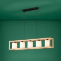 Lampa wisząca GRANADOS z drewnianą podłużną oprawą i pięcioma punktami świetlnymi, zawieszona w nowoczesnym wnętrzu z zieloną ścianą.
