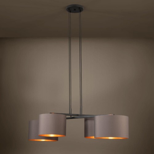 Lampa wisząca HONDURAS z trzema cylindrycznymi kloszami z tkaniny w kolorze cappuccino, zawieszona w ciemnym wnętrzu i emitująca ciepłe światło.