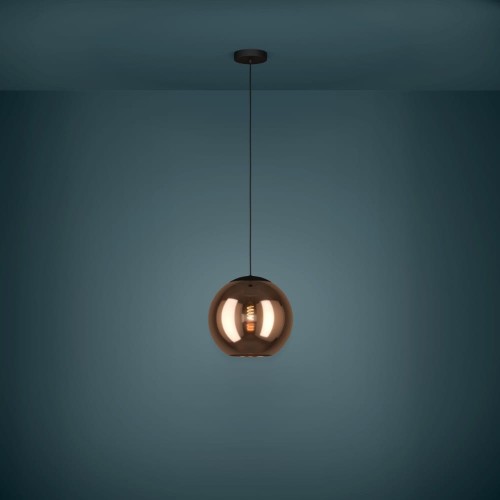 Lampa wisząca CORDOBA z miedzianym szklanym kloszem na czarnym przewodzie, zawieszona na tle niebieskiej ściany.