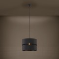 Lampa wisząca PARAGUAIO z pojedynczym czarnym cylindrycznym kloszem, zawieszona na przewodzie i emitująca ciepłe światło.