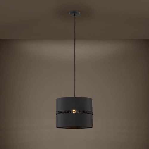 Lampa wisząca PARAGUAIO z pojedynczym czarnym cylindrycznym kloszem, zawieszona na przewodzie i emitująca ciepłe światło.