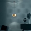 Lampa wisząca DUGLIA z cylindrycznym kloszem w złotym i przezroczystym wykończeniu, zawieszona w nowoczesnym wnętrzu.
