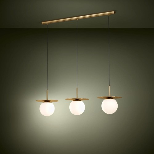 Lampa wisząca ARENALES z trzema białymi szklanymi kloszami, zawieszona na smukłych przewodach i emitująca ciepłe światło.