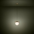 Lampa wisząca ARENALES z pojedynczym białym szklanym kloszem, zawieszona na smukłym przewodzie i emitująca ciepłe światło.