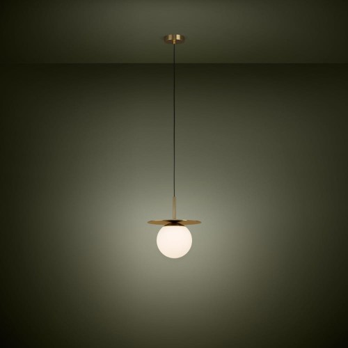 Lampa wisząca ARENALES z pojedynczym białym szklanym kloszem, zawieszona na smukłym przewodzie i emitująca ciepłe światło.