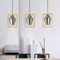 Lampa wisząca VIGLIONI z trzema transparentnymi szklanymi kloszami i drewnianymi elementami, zawieszona nad stołem w jasnym wnętrzu.