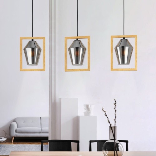 Lampa wisząca VIGLIONI z trzema transparentnymi szklanymi kloszami i drewnianymi elementami, zawieszona nad stołem w jasnym wnętrzu.
