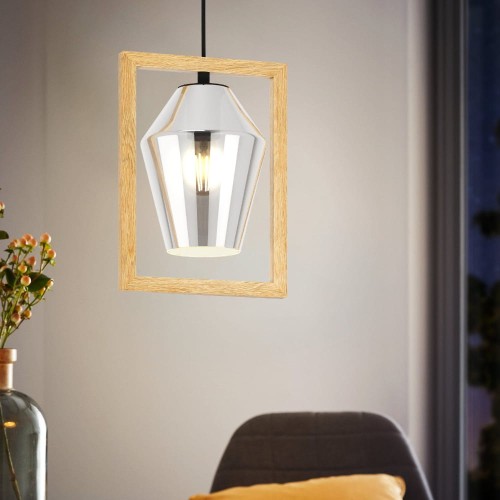 Lampa wisząca VIGLIONI z pojedynczym transparentnym szklanym kloszem w geometrycznej drewnianej ramie, zawieszona w jasnym wnętrzu i emitująca ciepłe światło.