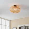Lampa sufitowa AMSFIELD z ażurowym drewnianym kloszem w brązowym kolorze, zamontowana na suficie w jasnym nowoczesnym wnętrzu.