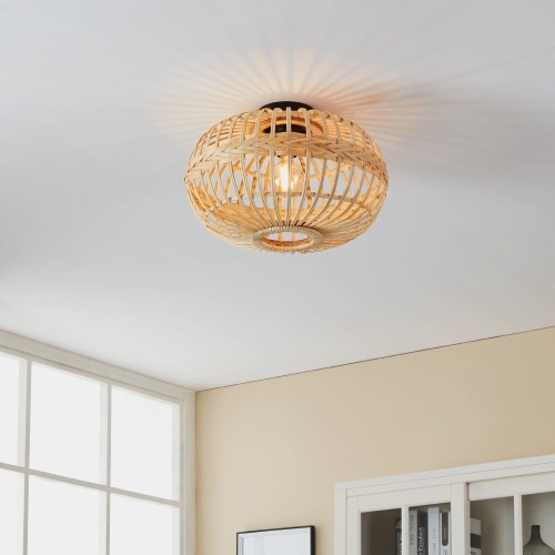 Lampa sufitowa AMSFIELD z ażurowym drewnianym kloszem w brązowym kolorze, zamontowana na suficie w jasnym nowoczesnym wnętrzu.