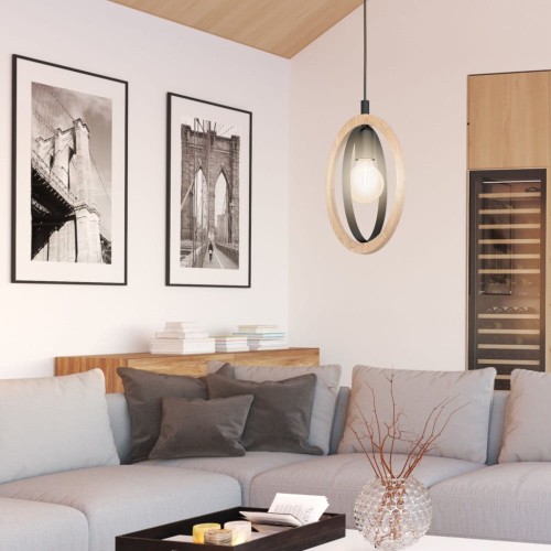 Lampa wisząca BASILDON z owalnym drewnianym elementem i czarną metalową oprawą, zawieszona w jasnym salonie nad stolikiem kawowym.