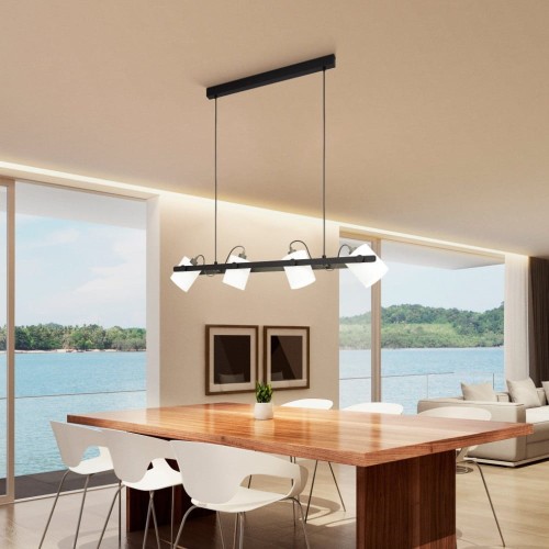 Lampa wisząca HORNWOOD 1 z czarną metalową konstrukcją i czterema białymi tekstylnymi kloszami, zawieszona nad wyspą kuchenną w jasnym wnętrzu.