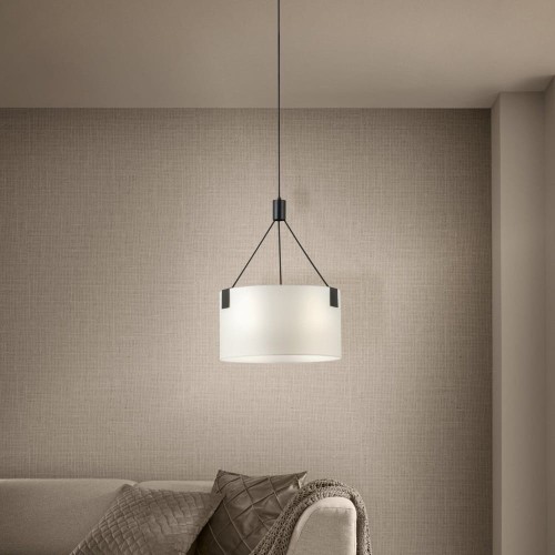 Lampa wisząca TORTOLA z białym tekstylnym kloszem i czarnymi elementami zawieszenia, zamontowana w przytulnym salonie nad stolikiem.