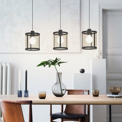 Lampa wisząca DELLOW z trzema metalowymi kloszami w kolorze czarnym i mosiężnym, zawieszona nad stołem w jasnej jadalni.
