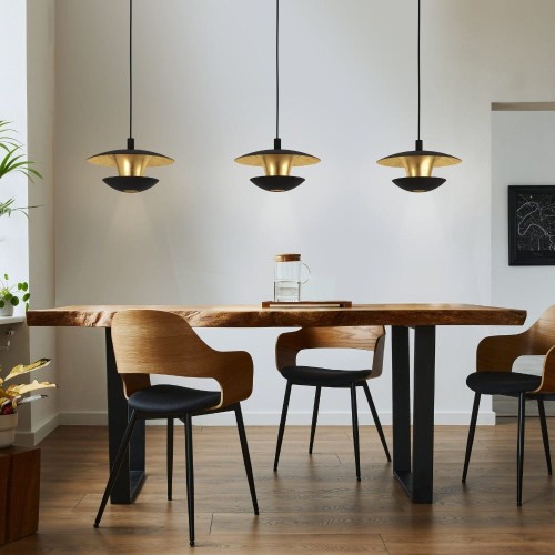 Lampa wisząca NUVANO z trzema płaskimi metalowymi kloszami w kolorze czarnym i złotym, zawieszona nad stołem w nowoczesnej jadalni.