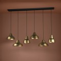 Lampa wisząca SAVARNA z sześcioma złotymi metalowymi kloszami o stożkowym kształcie, zawieszona na czarnych przewodach na tle brązowej ściany.
