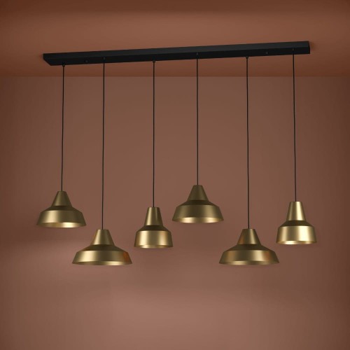 Lampa wisząca SAVARNA z sześcioma złotymi metalowymi kloszami o stożkowym kształcie, zawieszona na czarnych przewodach na tle brązowej ściany.