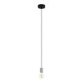 Lampa wisząca YORTH z pojedynczą smukłą metalową oprawką E27 w srebrnym kolorze, długim czarnym przewodem i okrągłą podsufitką.