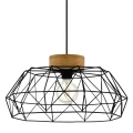 Zbliżenie klosza lampy PADSTOW ukazuje geometryczną konstrukcję z czarnych metalowych prętów, tworzących przestrzenną osłonę pod brązowym drewnianym elementem.