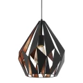 Zbliżenie klosza lampy CARLTON 1 ukazuje geometryczną konstrukcję z czarnych metalowych pasów, miedziane powierzchnie wewnętrzne oraz otwartą przestrzeń wokół żarówki E27.