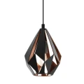 Zbliżenie klosza lampy CARLTON 1 ukazuje przestrzenną konstrukcję z czarnych metalowych pasów, miedziane wykończenie wewnętrzne oraz miejsce na żarówkę E27.