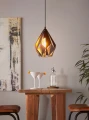 Lampa wisząca CARLTON 1 z czarno-miedzianym kloszem o geometrycznej formie, emitująca ciepłe światło przez otwartą konstrukcję metalowych pasów.