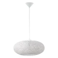 Lampa wisząca CAMPILO z pojedynczym owalnym kloszem z białych papierowych nici, zawieszonym na długim przewodzie pod okrągłą podsufitką.
