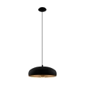 Lampa wisząca MOGANO 1 z pojedynczym czarnym metalowym kloszem o spłaszczonej półkulistej formie, złotym wykończeniem wewnętrznym i okrągłą podsufitką.