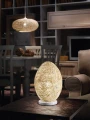 Lampa wisząca CAMPILO z beżowym plecionym kloszem o szerokiej, zaokrąglonej formie, emitująca ciepłe światło przenikające przez strukturę papierowych nici.