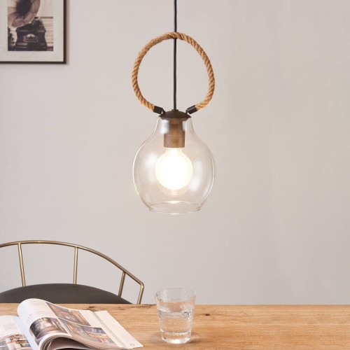 Lampa wisząca RODING z przezroczystym szklanym kloszem i dekoracyjnym pierścieniem z liny konopnej, zawieszona w jasnym wnętrzu.