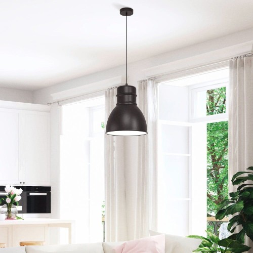 Lampa wisząca EBURY z czarnym metalowym kloszem o stożkowym kształcie i białym wnętrzu, zawieszona na przewodzie w jasnym pomieszczeniu.