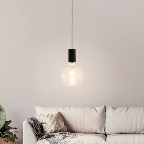 Lampa wisząca POZUETA z czarną metalową oprawką i odsłoniętą żarówką E27, zawieszona na długim przewodzie w jasnym salonie.