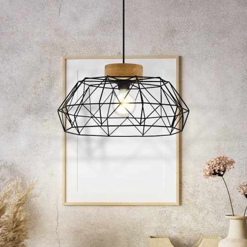 Lampa wisząca PADSTOW z czarnym metalowym kloszem o ażurowej konstrukcji i brązowym drewnianym elementem, zawieszona w jasnym wnętrzu.