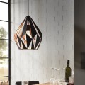 Lampa wisząca CARLTON 1 z geometrycznym kloszem z czarnych metalowych elementów i miedzianym wnętrzem, zawieszona w nowoczesnym pomieszczeniu.