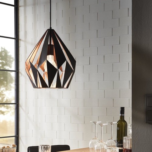 Lampa wisząca CARLTON 1 z geometrycznym kloszem z czarnych metalowych elementów i miedzianym wnętrzem, zawieszona w nowoczesnym pomieszczeniu.