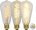 Dekoracyjna żarówka LED filament ST64 ze spiralnym filamentem LED i funkcją 3-Step Memory pokazująca trzy poziomy jasności światła. Stylowa żarówka E27 z przezroczystą bańką emitująca ciepłe światło dekoracyjne.