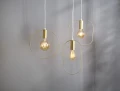 Nowoczesne lampy wiszące z żarówkami LED E27 w geometrycznych, złotych oprawkach. Minimalistyczne oświetlenie dekoracyjne do wnętrz.