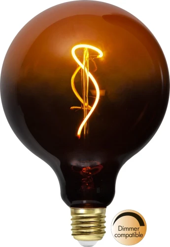 Dekoracyjna żarówka LED E27 kulista z bursztynowym szkłem i spiralnym filamentem, kompatybilna ze ściemniaczem, widok na białym tle.
