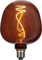 Żarówka LED dekoracyjna E27 w bursztynowym szkle z spiralnym filamentem świecącym ciepłym światłem na białym tle. Ozdobne źródło światła do lamp designerskich i nowoczesnych wnętrz.