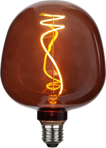 Żarówka LED dekoracyjna E27 w bursztynowym szkle z spiralnym filamentem świecącym ciepłym światłem na białym tle. Ozdobne źródło światła do lamp designerskich i nowoczesnych wnętrz.
