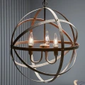 Lampa wisząca z metalową konstrukcją w kształcie kuli z trzema dekoracyjnymi żarówkami LED filament w formie płomienia.
