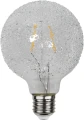 Dekoracyjna żarówka LED z kulistą bańką o fakturze szkła i gwintem E27 na jasnym tle.