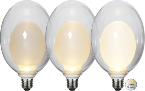 Zestaw trzech żarówek LED E27 owalnych z przezroczystym szkłem i mlecznym wnętrzem, dekoracyjne źródła światła z funkcją ściemniania, widok na białym tle.