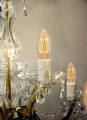 Żarówki LED filament E14 w kryształowym żyrandolu, ciepłe światło podkreślające dekoracyjne detale oprawy.