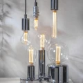 Kolekcja dekoracyjnych żarówek LED filament w różnych kształtach, ustawionych w chromowanych lampach stołowych i wiszących.
