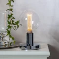 Lampa stołowa z chromowaną podstawą i dużą żarówką LED filament G125 o ciepłej barwie światła.