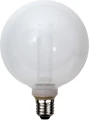 Dekoracyjna żarówka LED filament G125 z mleczną kulistą bańką i widocznym pionowym filamentem na jasnym tle.
