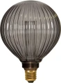 Dekoracyjna żarówka LED filament E27 z ryflowaną kulistą bańką z przydymionego szkła na jasnym tle.
